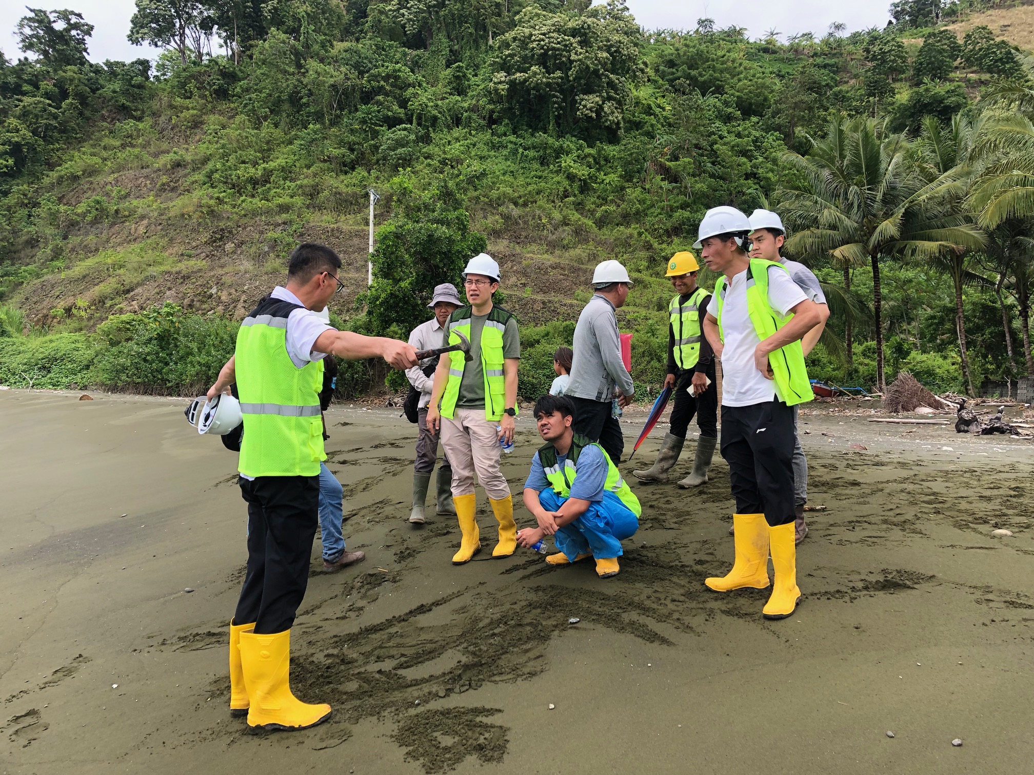 Team PT Tambang Batuan Andesit di Lokasi Pelabuhan Tersus