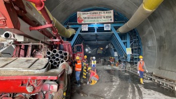 Pengecoran "Lining Concrete" mengunakan Concrete Pump